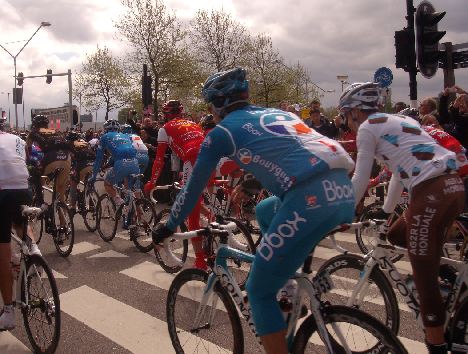 Giro kicks off.jpg