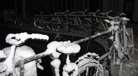 bikes%20in%20the%20snow%20in%20Amsterdam%20at%20night.jpg